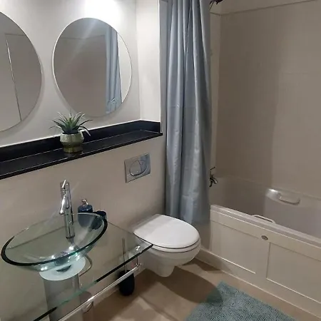 Elegantly Refurbed 2bd In Shankill - 3km From Bray Lejlighed *
