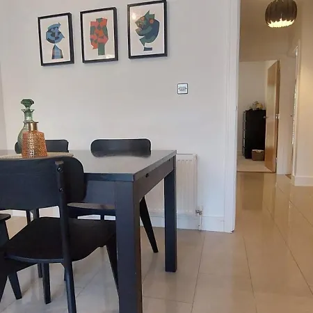 Apartamento Elegantly Refurbed 2bd In Shankill - 3km From Bray *