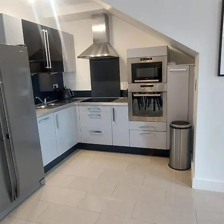 Elegantly Refurbed 2bd In Shankill - 3km From Bray Lejlighed