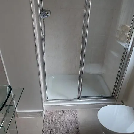 Elegantly Refurbed 2bd In Shankill - 3km From Bray Lejlighed